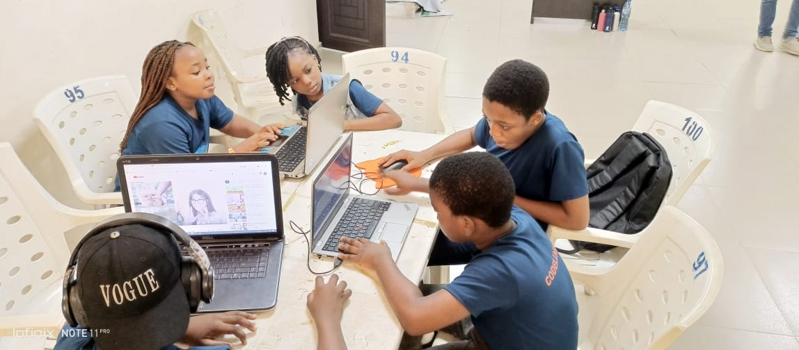 Kids learning to code at summer camp